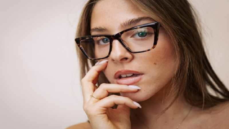 How to Style the Most Iconic Mid-Century Frame Shape